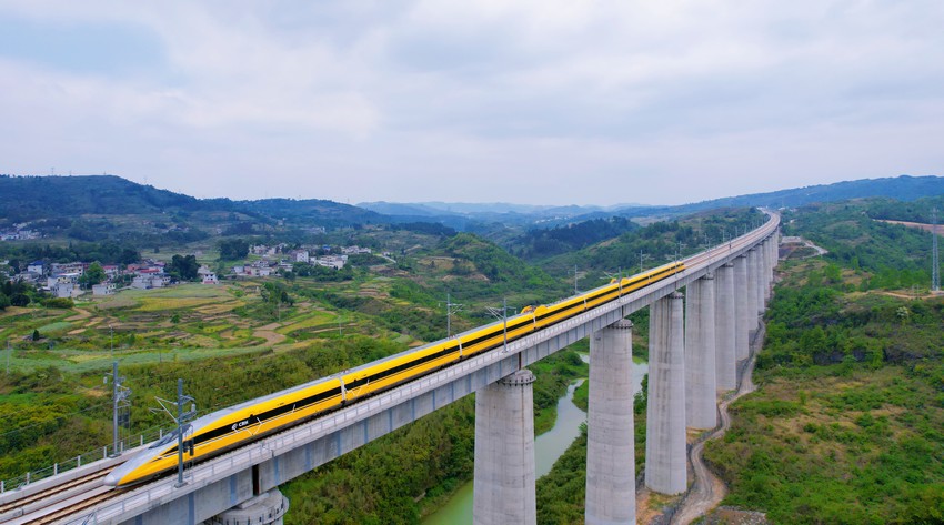 綜合檢測列車經過銀坡河雙線特大橋。范亮茹攝