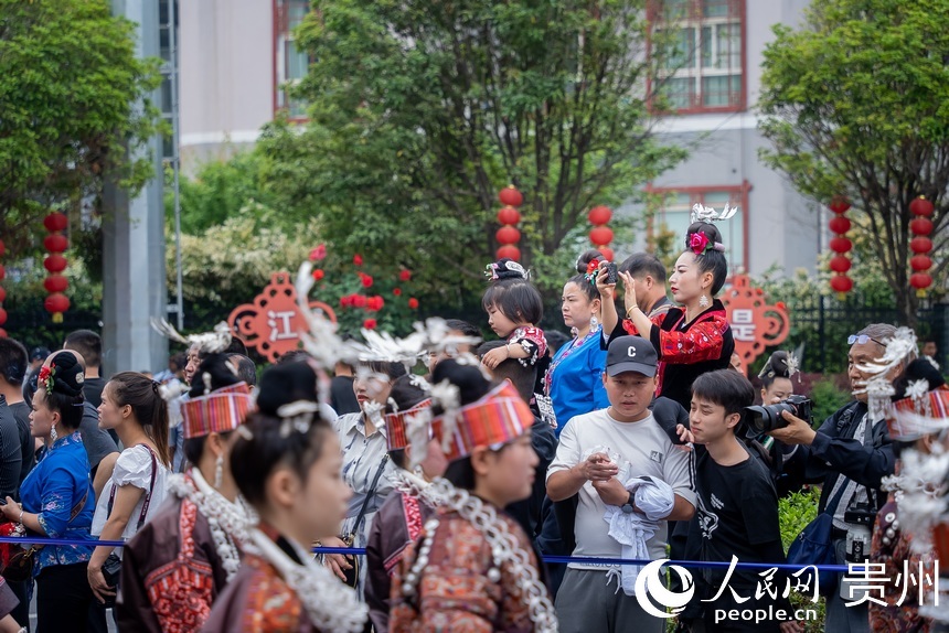 群眾在路邊圍觀游演。人民網記者 涂敏攝