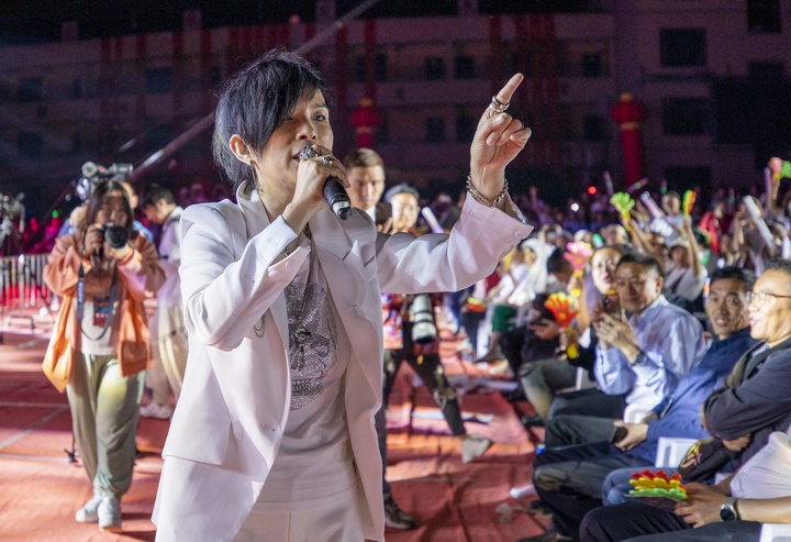 歌手與現場觀眾互動。