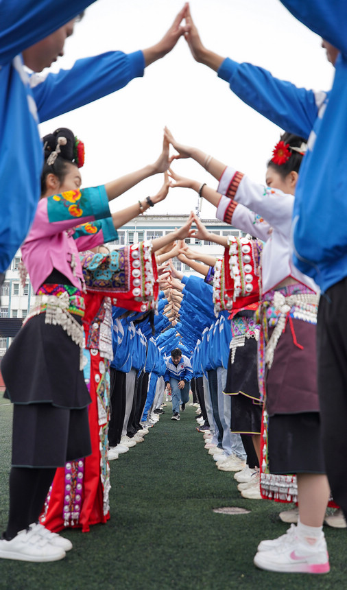 高三年級學生在“校園美食節”上做減壓游戲。黃曉海攝