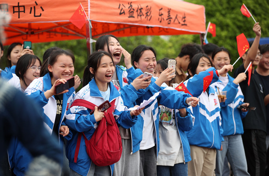 高三年級學生在“校園美食節”上觀看表演。黃曉海攝