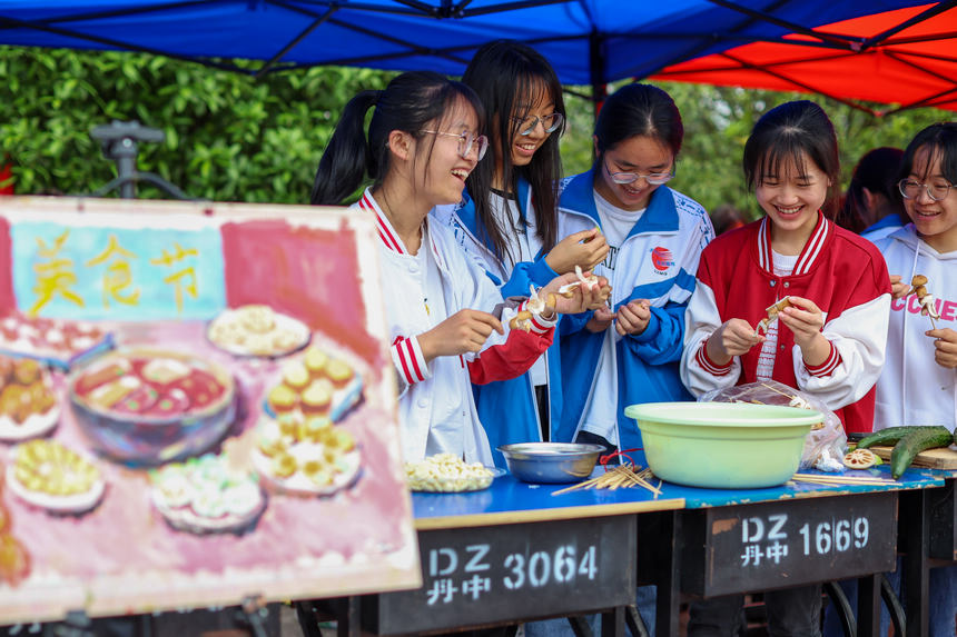高三年級學生在“校園美食節”上加工食材。楊勝賢攝
