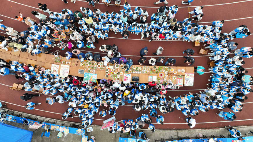 高三年級學生在“校園美食節”上品評自己做的美食（無人機照片）。楊武魁攝