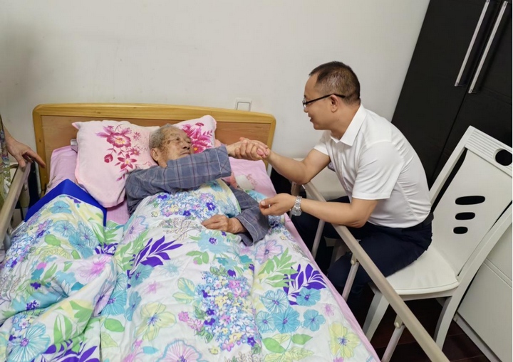 圖為走訪看望王蘇冰老同志。