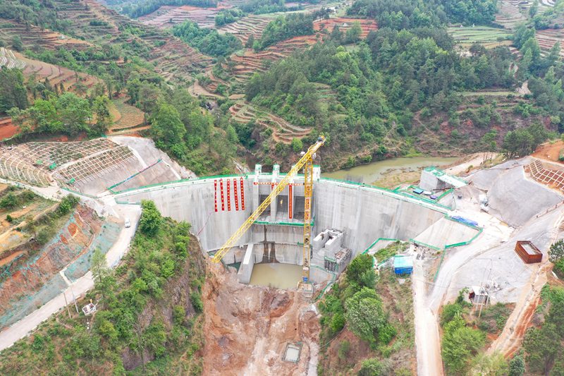 5月10日，威寧縣賴子河水庫大壩遠(yuǎn)景。（趙慶能 攝）