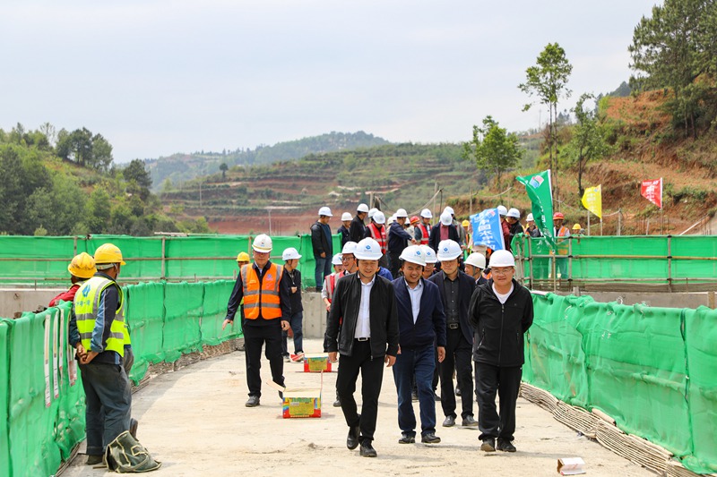 5月10日，威寧縣賴子河水庫，受邀代表到大壩參觀。（趙慶能 攝）
