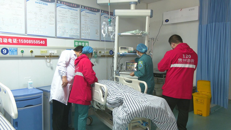 王開秀和同事正在搶救急診病人。受訪者供圖