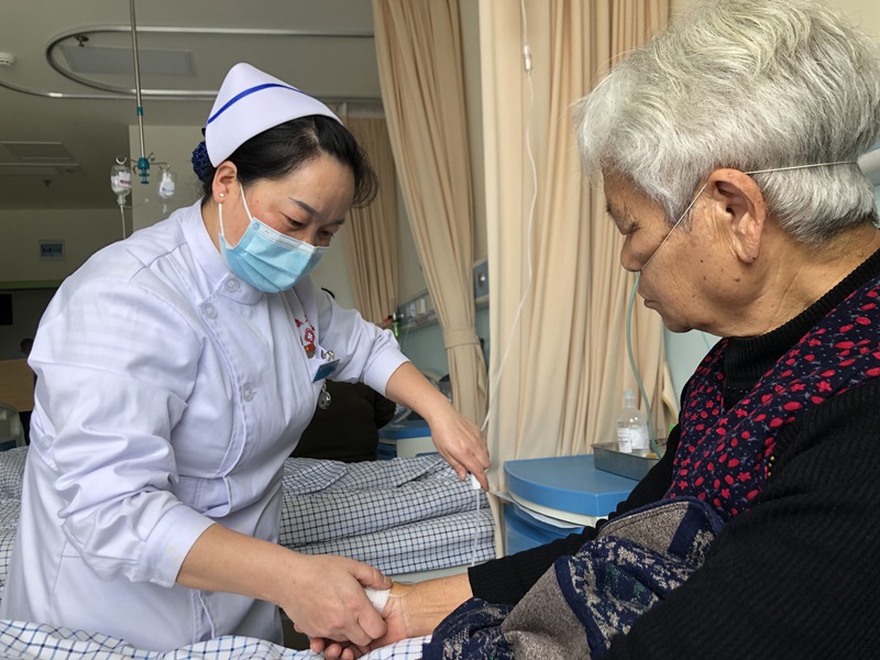 吳如雙為患者輸液。楊建敏攝