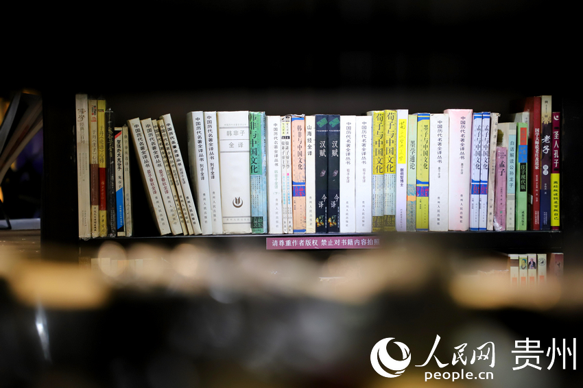 “也閑書局”整齊排列的書籍。人民網(wǎng) 顧蘭云攝