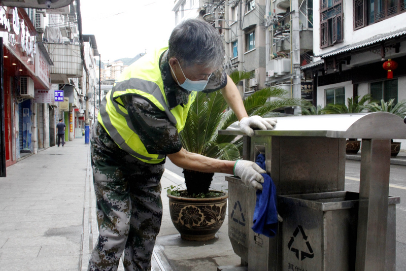 工作中的田社靜。