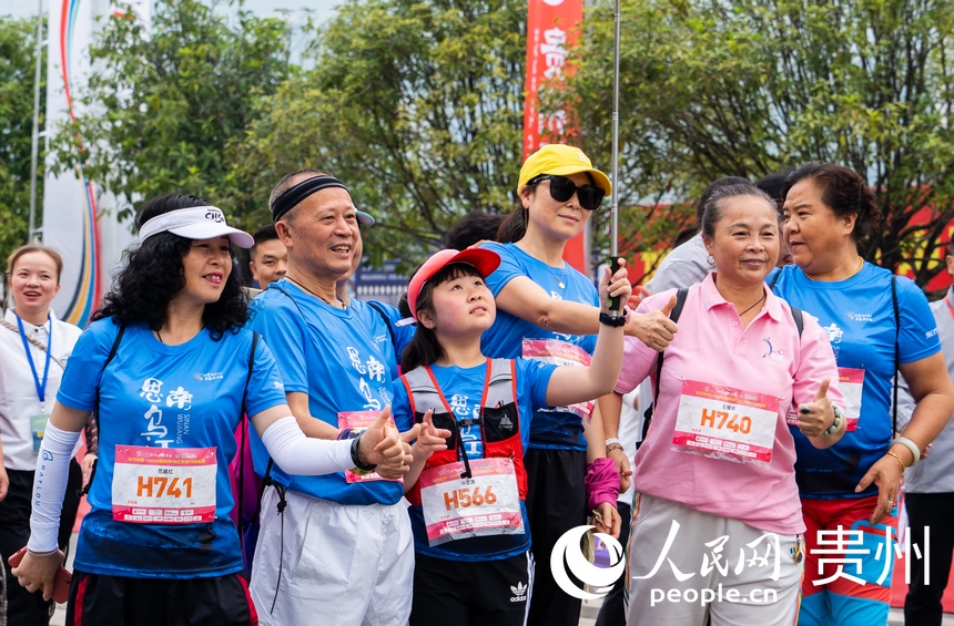 選手在開跑前合影留念。人民網 陽茜攝