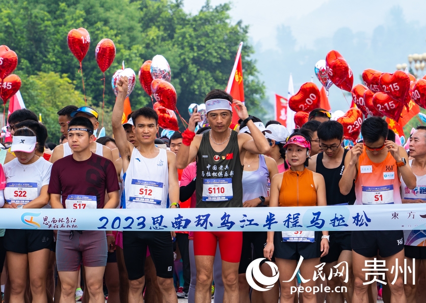 選手們準備開跑。人民網 陽茜攝