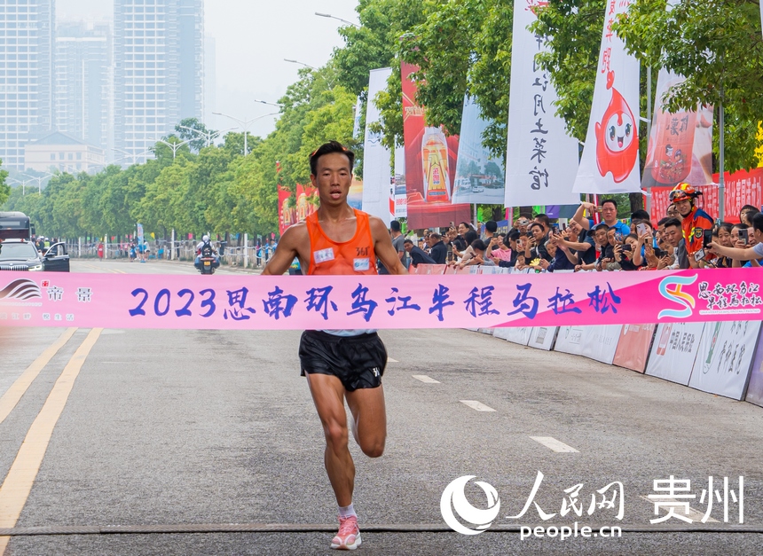 沖向終點。人民網(wǎng) 陽茜攝