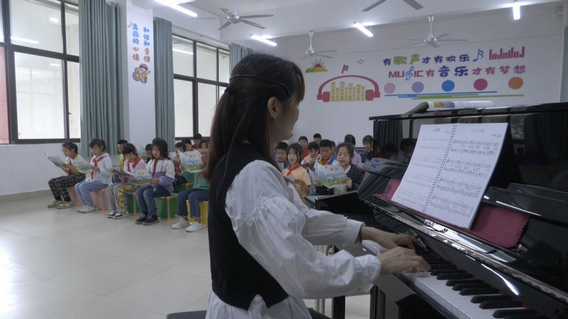 盧偉娟正在上課。