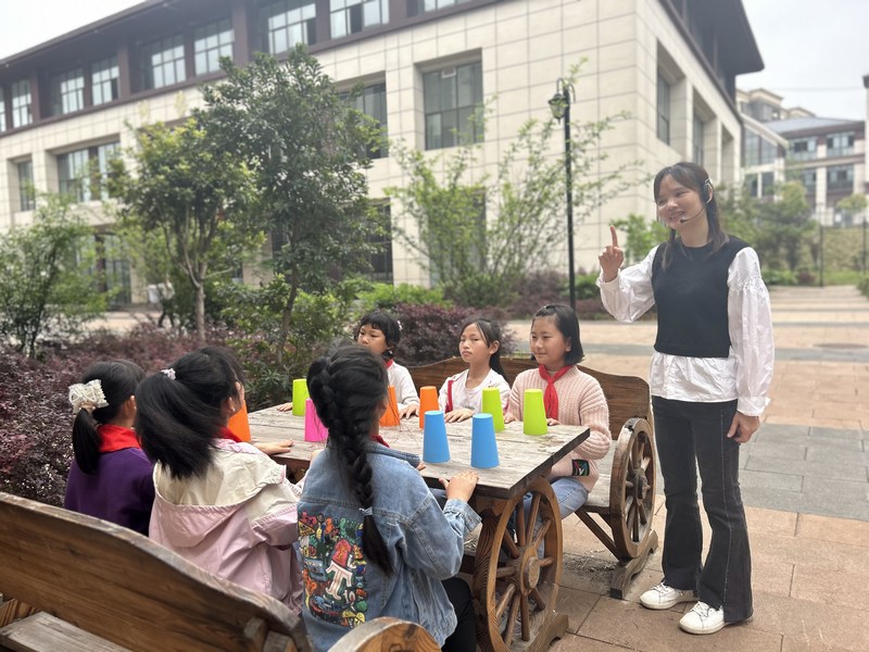 盧偉娟在室外給孩子們上課。