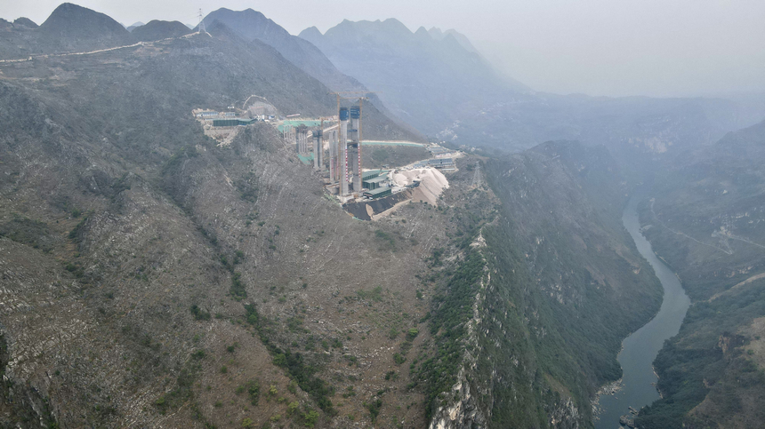 六枝至安龍高速公路控制性工程花江峽谷大橋建設如火如荼。 劉青攝