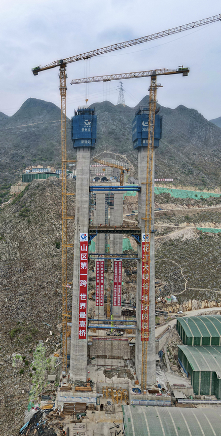 六枝至安龍高速公路控制性工程花江峽谷大橋建設如火如荼。劉青攝