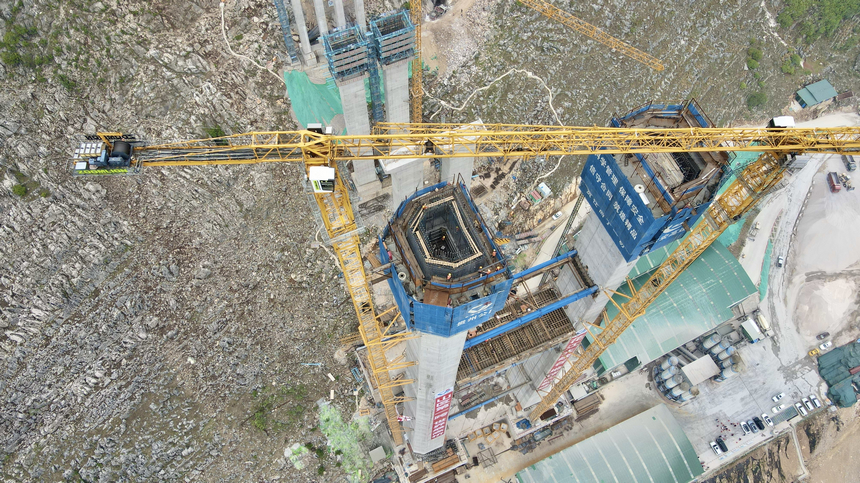 六枝至安龍高速公路控制性工程花江峽谷大橋建設(shè)如火如荼。劉青攝