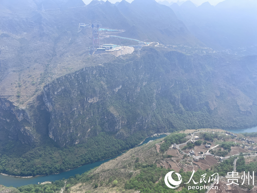 六枝至安龍高速公路控制性工程花江峽谷大橋建設(shè)如火如荼。人民網(wǎng) 陳潔泉攝