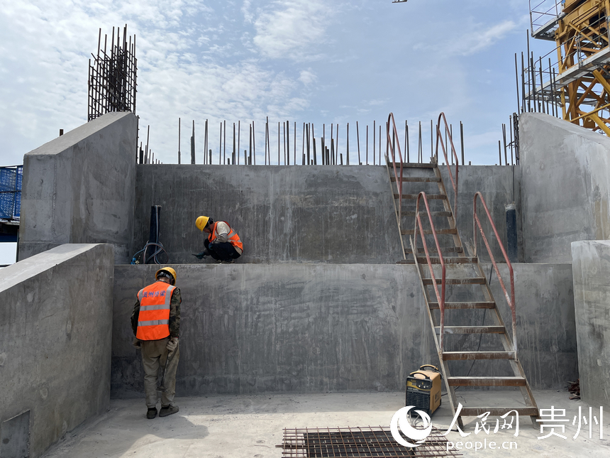 六枝至安龍高速公路控制性工程花江峽谷大橋建設如火如荼。人民網 陳潔泉攝