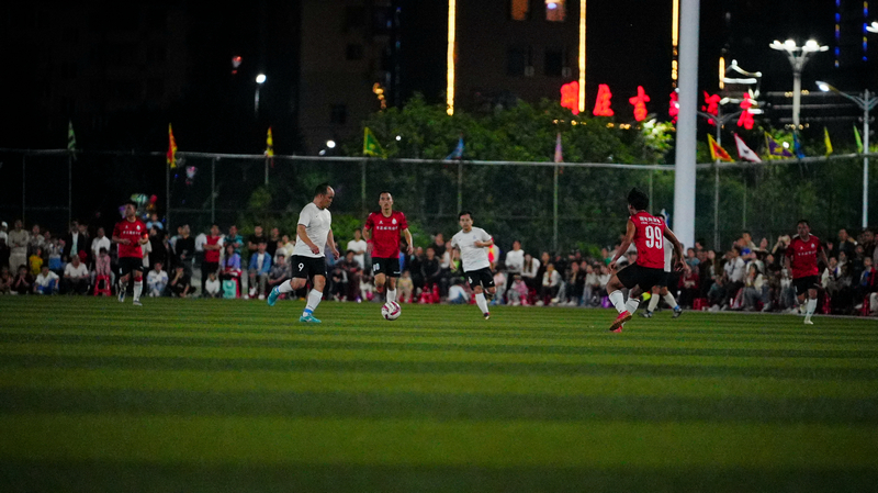 村民搬著小板凳坐在場地周圍看球賽。圖片由榕江縣融媒體中心提供