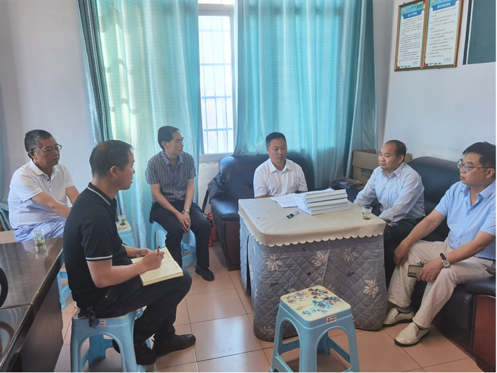 圖為調(diào)研組在興仁市第三小學(xué)調(diào)研。