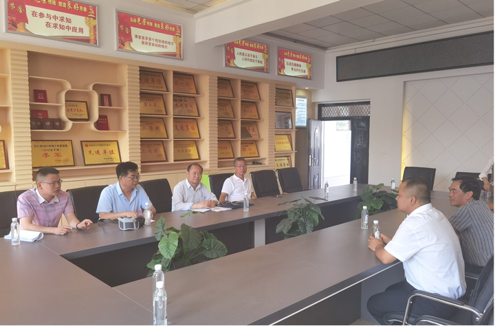 圖為調(diào)研組在興仁市第九小學座談交流。