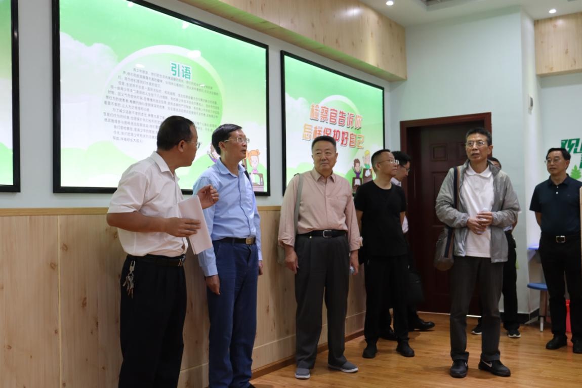 圖為在安龍縣第六中學(xué)調(diào)研。