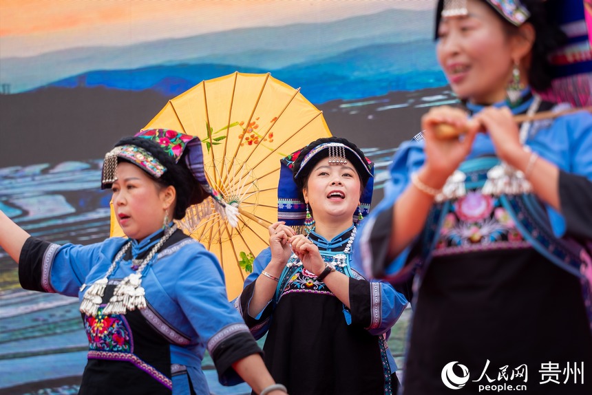 活動現場表演的《敬酒歌》。人民網記者 涂敏攝