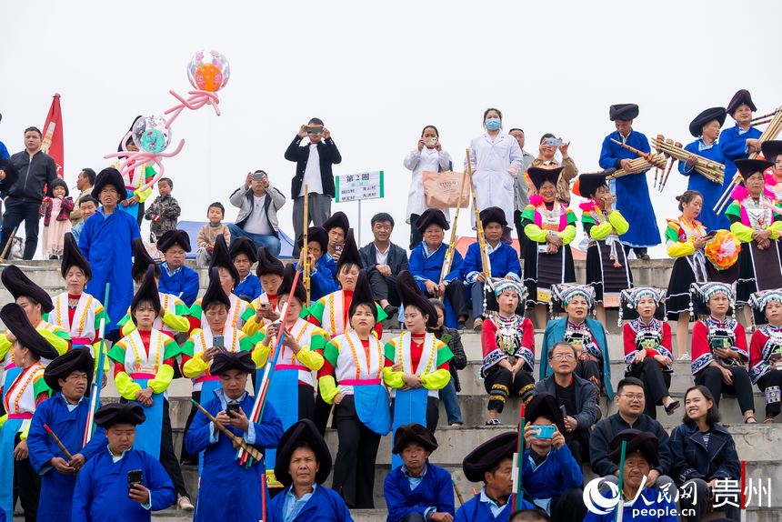 當地群眾在活動現場觀看表演。人民網記者 涂敏攝