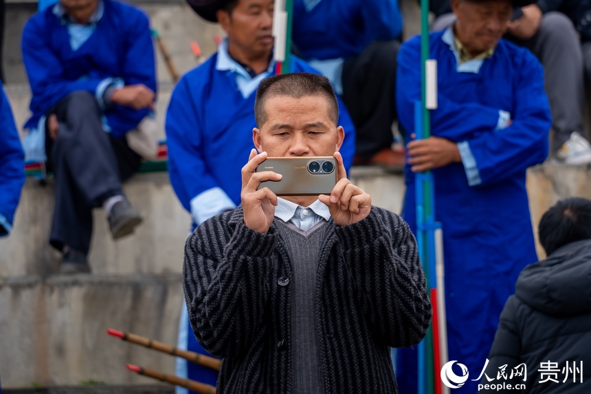 當地群眾在活動現場觀看表演。人民網記者 涂敏攝