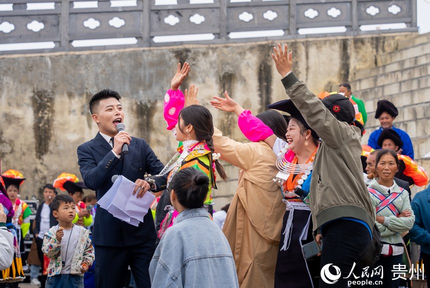 活動現場，群眾積極參與農村“五治”互動問答。人民網記者 涂敏攝