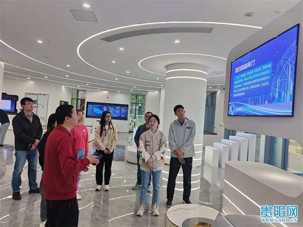參觀人員在聽取貴陽貴安超互聯(lián)新算力運(yùn)營中心情況介紹。