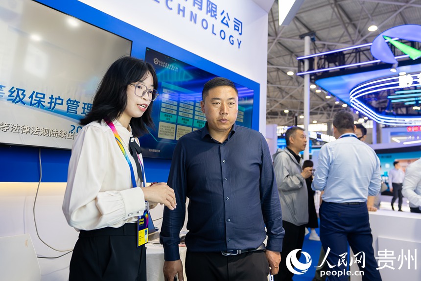 展館內，參展商向觀眾講解展品。人民網記者 涂敏攝