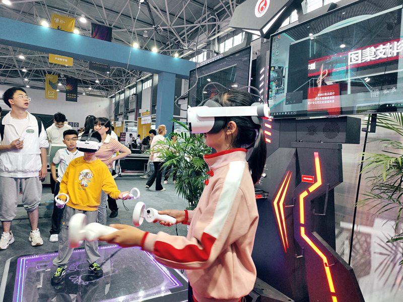 觀眾體驗VR雙人對戰平臺。