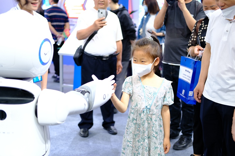 觀眾與機器人互動。