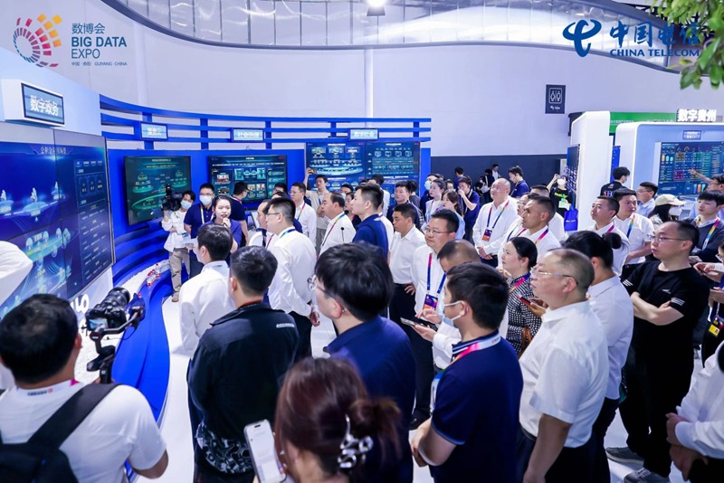中國電信攜“云”精彩亮相2023數博會。