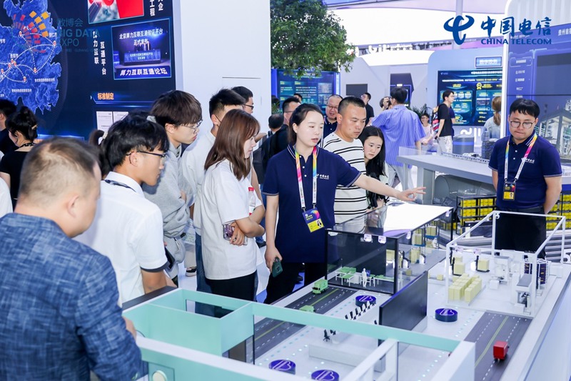中國電信攜“云”精彩亮相2023數博會。