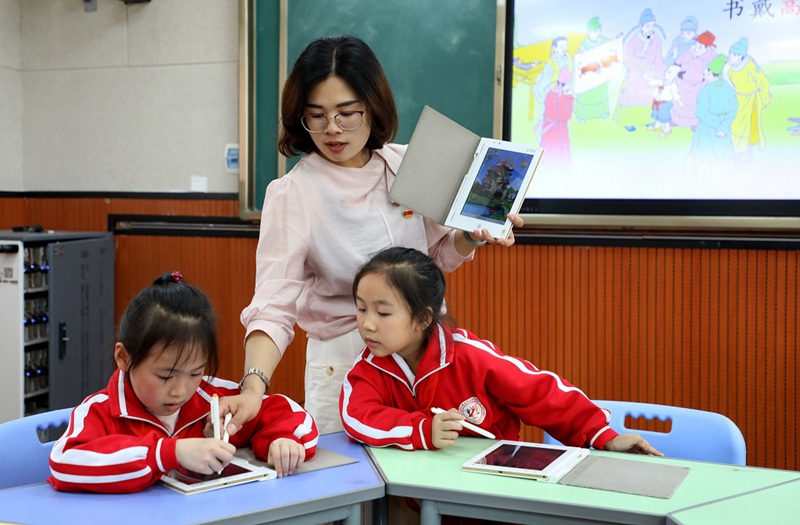 5、智慧課堂上，老師和學(xué)生互動交流。