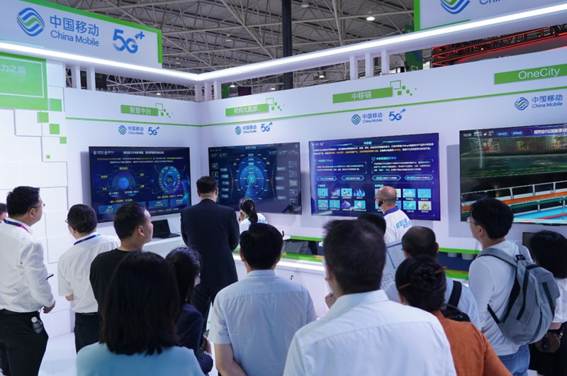 3 圖為觀眾在中國(guó)移動(dòng)“數(shù)智共贏 算連未來(lái)”展館參觀體驗(yàn)。_副本