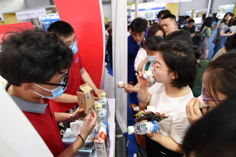 參展市民現(xiàn)場(chǎng)品嘗好一多鮮奶。