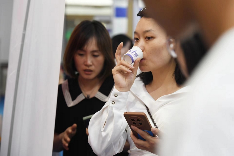 市民品嘗好一多系列乳品。