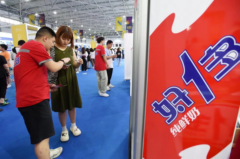 工作人員給參展市民介紹新鮮訂平臺(tái)。