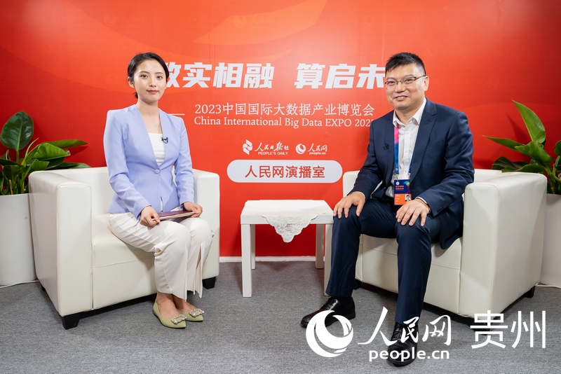 國泰新點(diǎn)軟件股份有限公司副總裁何永龍接受人民網(wǎng)專訪。人民網(wǎng)記者 涂敏攝