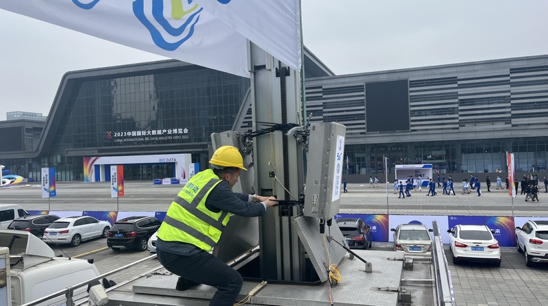 貴州移動工作人員為參觀者提供高速、流暢的網(wǎng)絡(luò)體驗而忙碌。