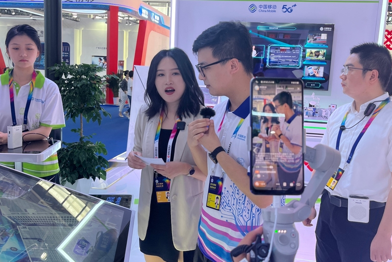 觀眾體驗數(shù)博會場館內(nèi)的網(wǎng)絡(luò)高速運行、暢通無阻。