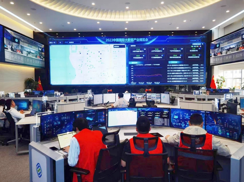 衛(wèi)星通信車在現(xiàn)場值守，確保場館網(wǎng)絡(luò)流暢。