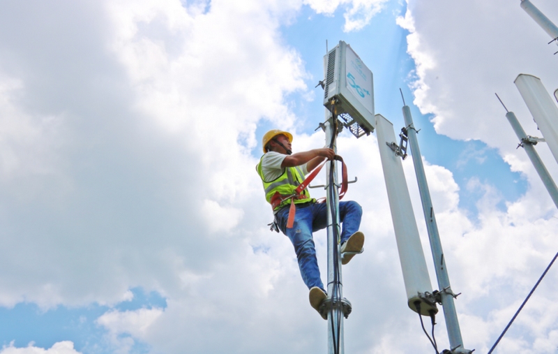 移動公司在化屋村的高山險峰上架5G基站。