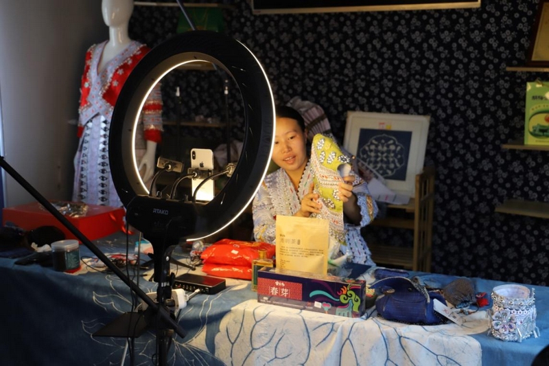 化屋村村民們通過網絡直播帶貨。