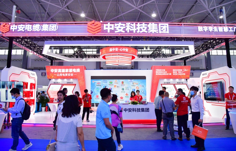 E2產業數字館中安科技集團展位吸引眾多市民駐足觀看。